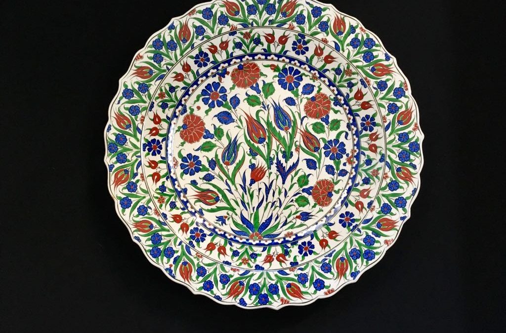 [Objet] – Plat en faïence, céramique d’Iznik