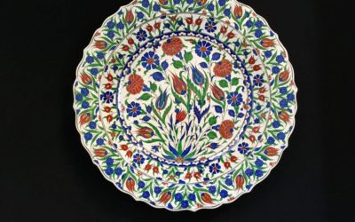 [Objet] – Plat en faïence, céramique d’Iznik